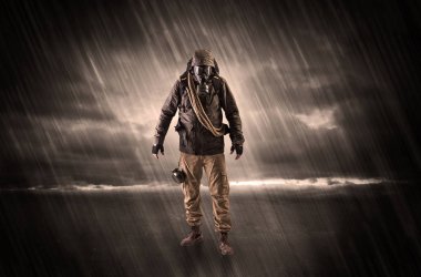 Terörist elinde silah ile bir odada