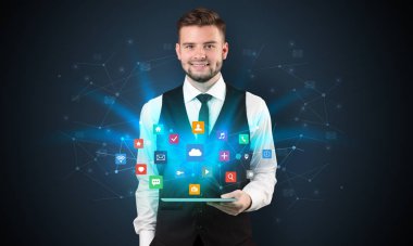 Tablet ve uygulama ile genç işadamı