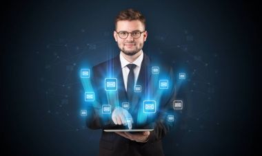 E-posta kavramı ile işadamı ve tablet
