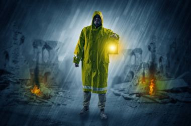 Adam felaket mahallinde parlayan bir fener ile