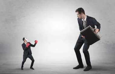 Küçük maskeli işadamı için yalvarıyor işadamı