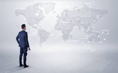 Adam elinde nesnelerle haritaya bakıyordum