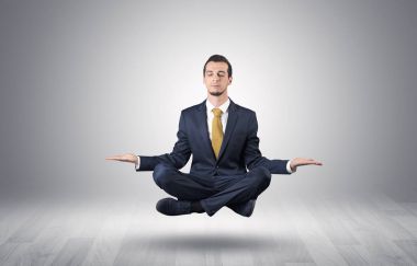 İşadamı bir boşluk kavramı içinde meditasyon