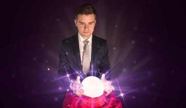 Kristal top eylem ile oturan işadamı