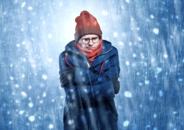 Yakışıklı çocuk kar fırtınası kavramı titreme