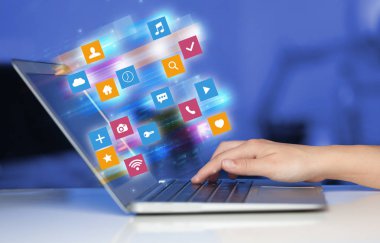 El laptop renkli uygulama simgeler ve semboller kavramı ile kullanma