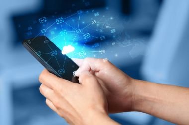 Sistem kavramı Merkezi bulut ile telefon kullanarak ele