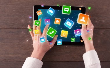El tablet sıçrama uygulama simgeleri kavramı ile kullanma
