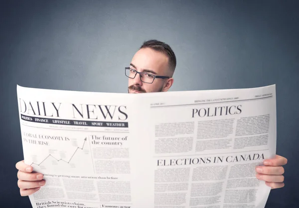 Empresário lendo jornal — Fotografia de Stock