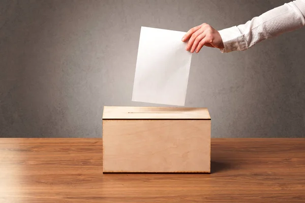 人の投票で投票箱 — ストック写真
