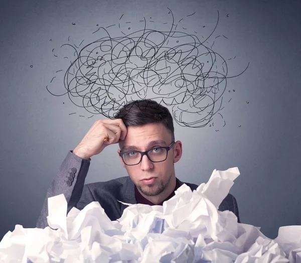 İşadamı buruşuk kağıt üzerinde