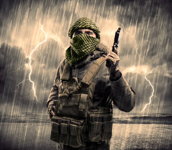 Terrorista armado perigoso com máscara e arma em uma tempestade com relâmpago — Fotografia de Stock