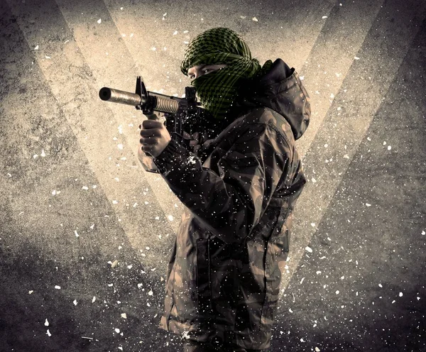 Portrait d'un dangereux soldat armé masqué avec un arrière-plan grognon — Photo