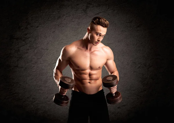 Sexy weight lifter guy showing muscles — Stock Photo, Image