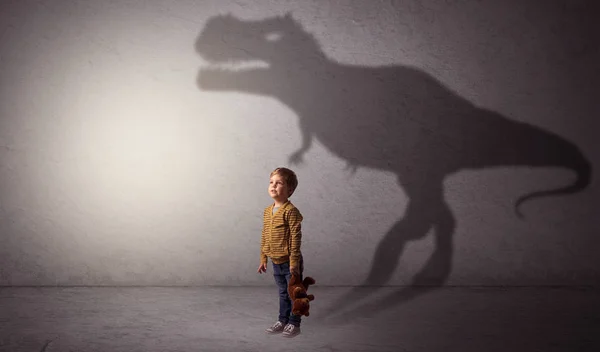 Dinosaurus σκιά πίσω από το χαριτωμένο αγόρι — Φωτογραφία Αρχείου