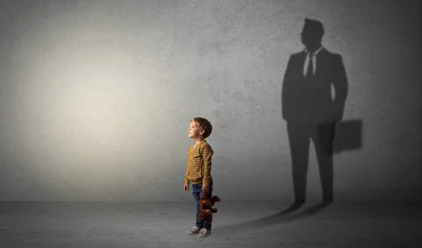 Niño con sombra de hombre de negocios — Foto de Stock