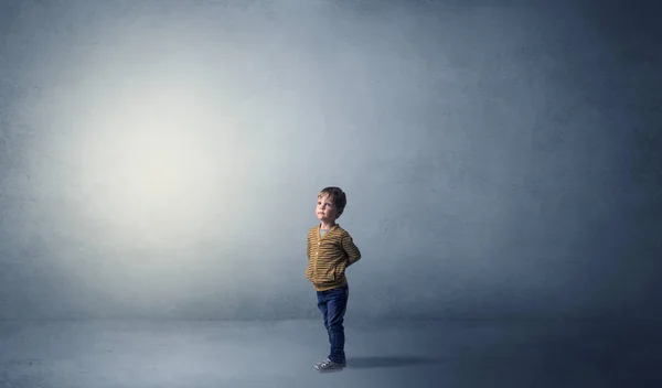 Маленький трясущийся ребенок в пустой комнате — стоковое фото