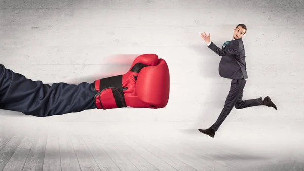 Braço com luvas de boxe atinge conceito de trabalhador de escritório — Fotografia de Stock