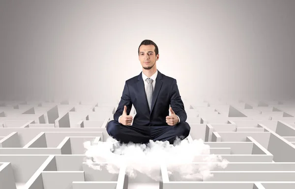 Бізнесмен медитує на хмарі з концепцією лабіринту — стокове фото
