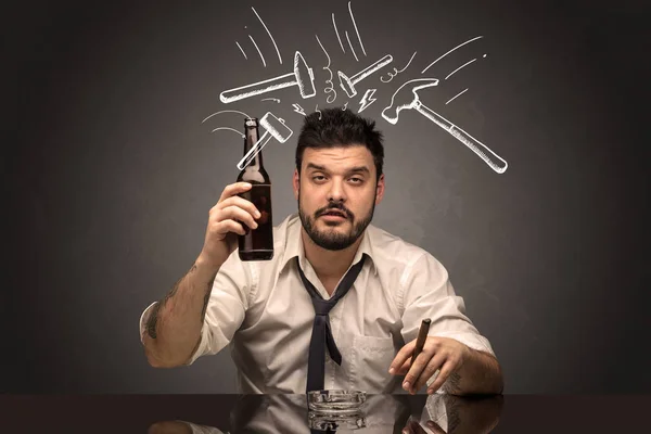 Ubriaco uomo deluso con concetto di sbornia — Foto Stock