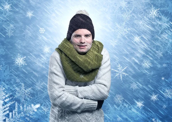 Chłopiec, zamrażanie w ciepłą odzież i śnieg koncepcja — Zdjęcie stockowe