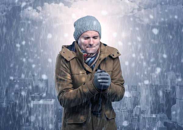 Мальчик замерзает в холодную погоду с концепцией города — стоковое фото