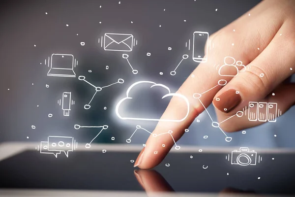El tablet bulut teknoloji sistem konsepti ile çalışma — Stok fotoğraf