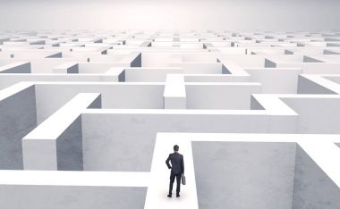 Bir labirentin ortasında küçük iş adamı