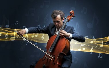 Çello notları ile oynamaya müzisyen