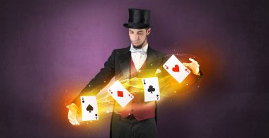 İllüzyonist sihirli oyun kartları ile hile yapmak