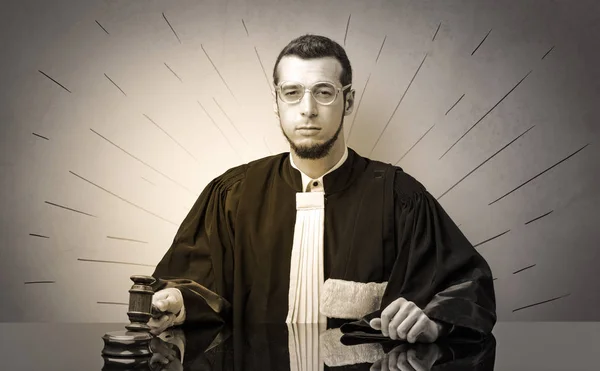 Oldscool a fiatal bíró annak eldöntésében, ruha — Stock Fotó