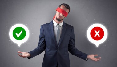 Blindfolded işadamı seçmek çalışıyor