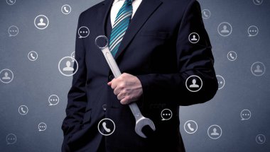 Yakışıklı adam elindeki aracıyla ayakta