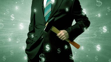 Businassman ayakta elinde aracıyla.