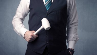 Businesman ayakta elinde aracıyla