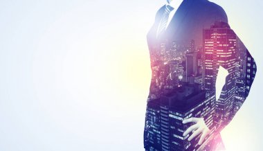Gece şehir grafik ile ayakta işadamı