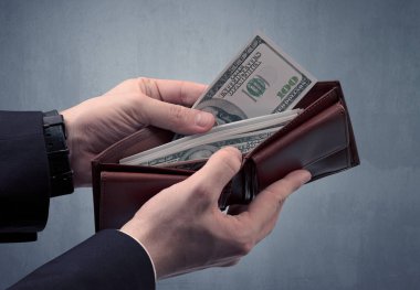 Takım elbise elinde Doları cüzdanından dışarı alır