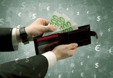 İşadamı el euro cüzdanından dışarı alır