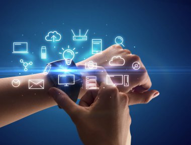 Smartwatch Multimedya sembolleri ile giyen el