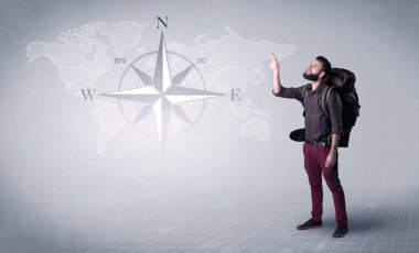 Sırt çantalı genç adam.