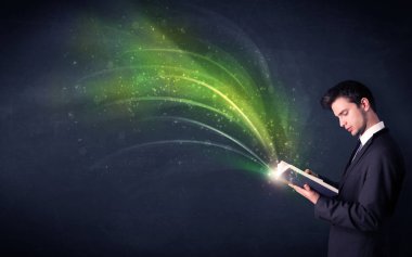 Genç adam dalga ile kitap