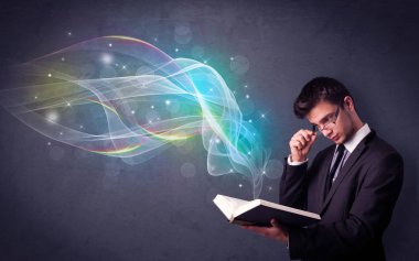 Genç adam kitap dalgalar ile