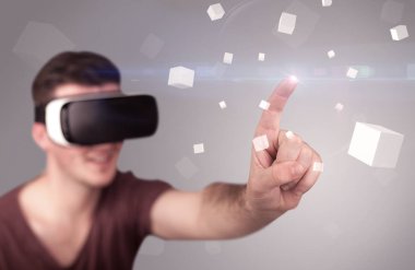 Adam sanal gerçeklik gözlüğü takıyor.