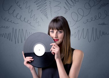 Vinil kaydı tutan kadın