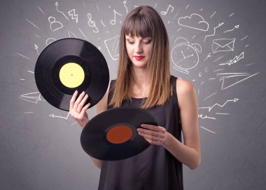 Vinil kaydı tutan kadın