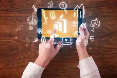 Tablet üzerinde çalışan eller iş