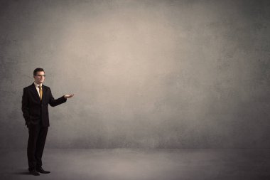 Bir duvarın önünde, ayakta işadamı