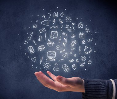 Karışık çizimler tutan el