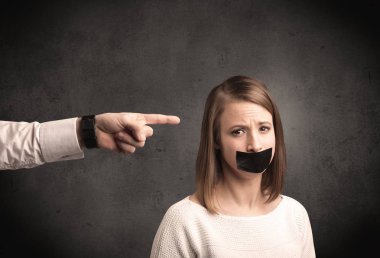 Kadına gösteren bir el