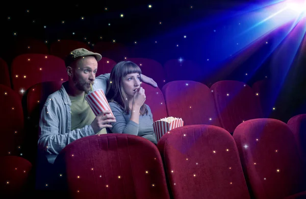 Bella coppia guardando film 3D — Foto Stock